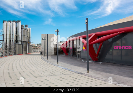 Spagna, Barcellona, arene, antica plaza de toros (corrida) convertito in centro commerciale dall'architetto Richard Roger Foto Stock