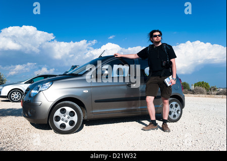 Giovane uomo in piedi accanto alla sua auto Foto Stock