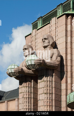 Frammento della facciata di Helsinki stazione ferroviaria Foto Stock