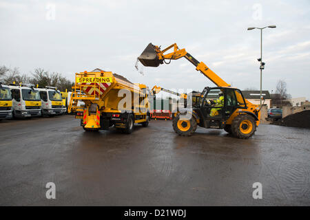 Essex Autostrade depot a Springfield, Chelmsford. Uno dei molti gritters viene caricata da 4000 tonnellate di salgemma memorizzati in corrispondenza del magazzino centrale in Essex. Il gritters sarà voce fuori in Essex strade più tardi questa sera in preparazione per la neve e il ghiaccio che è stato meteo per arrivare nei prossimi giorni. Credito: Allsorts Stock Photo / Alamy Live News Foto Stock