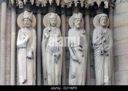 Parigi, la cattedrale di Notre Dame, portale di Sant'Anna, il re e la regina di Saba, re Salomone e San Pietro Foto Stock