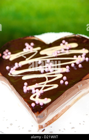 Torta al cioccolato a forma di cuore Foto Stock