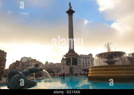 Nelson's colonnina in piedi su una delle fontane a Trafalgar Square, Central London, England, Regno Unito Foto Stock