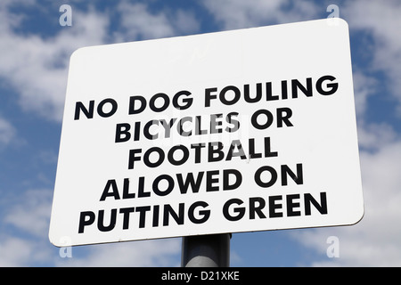 Segnale di avvertenza non è consentito scottare cani, biciclette o calcio su putting green, Regno Unito Foto Stock