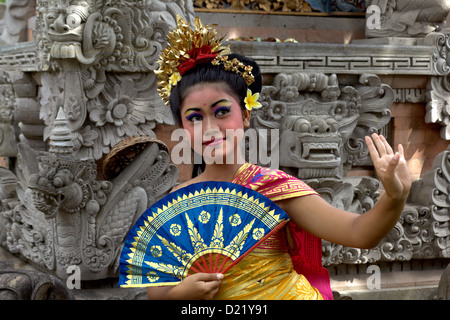 Giovane ragazza Balinese pronto per il tempio della danza Foto Stock