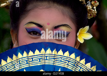 Giovane ragazza Balinese pronto per il tempio della danza Foto Stock