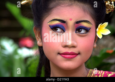 Giovane ragazza Balinese pronto per il tempio della danza Foto Stock