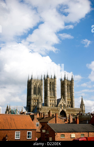 Cattedrale di Lincoln fronte ovest visto dal Lincoln Castle pareti Foto Stock