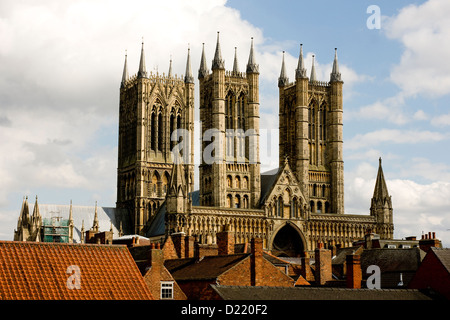 Cattedrale di Lincoln fronte ovest visto dal Lincoln Castle pareti Foto Stock