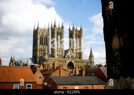 Cattedrale di Lincoln fronte ovest visto dal Lincoln Castle pareti Foto Stock