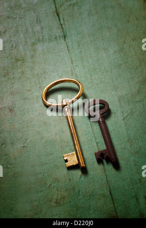 Nuove e vecchie chiavi Foto Stock