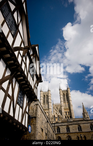 Cattedrale di Lincoln fronte ovest visto dalla Piazza del Castello Foto Stock