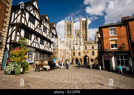 Cattedrale di Lincoln fronte ovest visto dalla Piazza del Castello Foto Stock