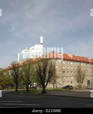 Radisson Blu Hotel Sky (dietro i blocchi di appartamenti) a Tallinn Estonia Foto Stock