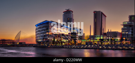 Media City di notte. Panorama ripreso al tramonto, con golden sky, luci su edifici di BBC, cavo alloggiato ponte girevole Foto Stock