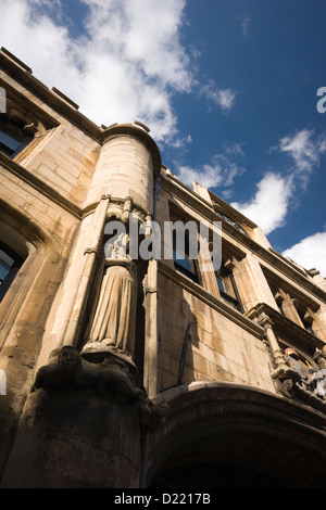 Lincoln Stonebow e Guildhall, High Street, Lincoln, Lincolnshire, Regno Unito Foto Stock