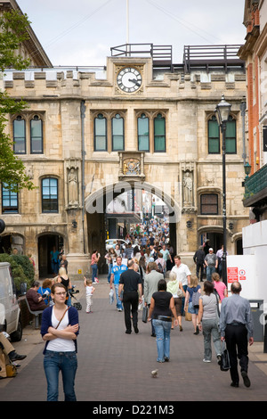 Lincoln Stonebow e Guildhall, High Street, Lincoln, Lincolnshire, Regno Unito Foto Stock