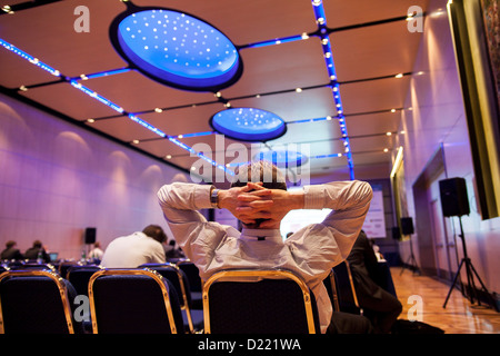 Uomo d'affari durante una presentazione della conferenza Foto Stock