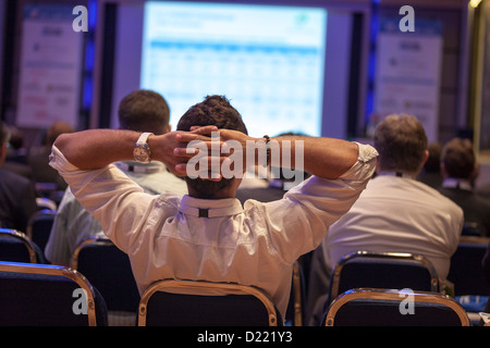 Uomo d'affari durante una presentazione della conferenza Foto Stock