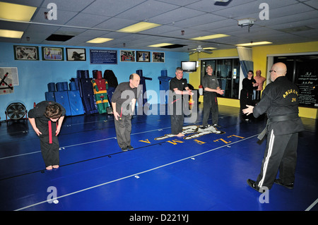 Hapkido cintura nera combattenti praticare la loro arte in una scuola di arti marziali. Foto Stock