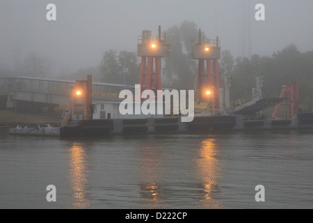 Belle Chasse, Louisiana - Un fiume Mississippi car ferry dock nella fitta nebbia. Foto Stock