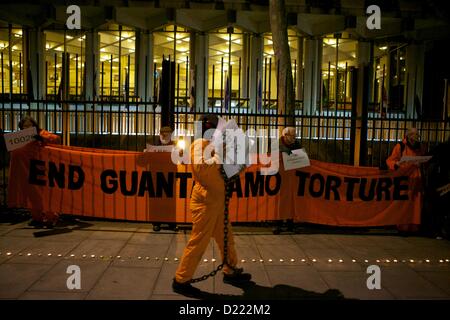 Londra, Regno Unito. 11 gennaio 2013. Membri della London campagna di Guantanamo tenere una protesta al di fuori dell'Ambasciata degli Stati Uniti a Londra centrale, 11 gennaio 2013, segnando l'undicesimo anniversario dei militari Usa campo di prigionia di Guantanamo Bay a Cuba. Nella prima giornata gli attivisti condotta "walking tours' fermandosi a tutte le ambasciate degli Stati che essi asseriscono facilitata la resa di un certo numero di prigionieri per il camp. George Henton / Alamy News live Foto Stock