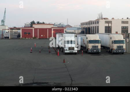 Semiprodotti parcheggiato a mare isola vicino vallejo california Foto Stock