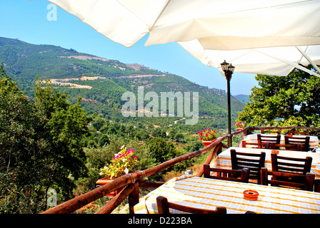 Legno vecchia baita alpina con tavoli e panche in Grecia Foto Stock