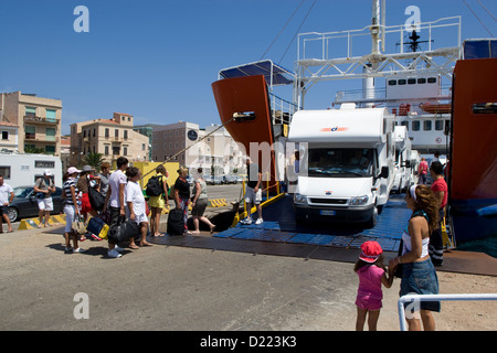 Sardegna - veicoli sbarcati dal traghetto al porto di La Maddalena Foto Stock