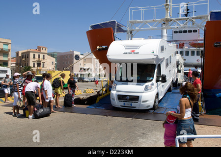 Sardegna - veicoli sbarcati dal traghetto al porto di La Maddalena Foto Stock