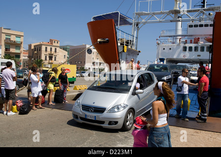 Sardegna - veicoli sbarcati dal traghetto al porto di La Maddalena Foto Stock
