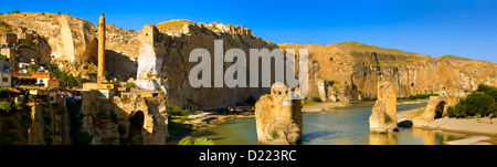 Ayyubid El Rizk Moschea antica cittadella e Artukid piccolo Palazzo di Hasankeyf prima della costruzione della diga, Turchia Foto Stock