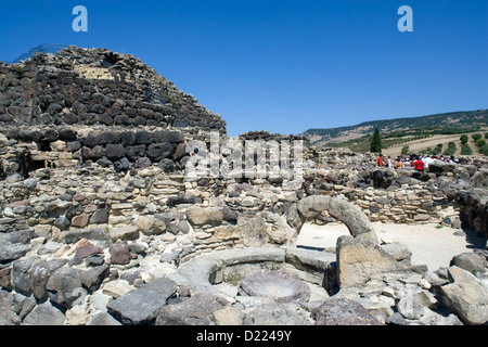 Sardegna: nuraghe Su Nuraxi - resti del villaggio nuragico Foto Stock