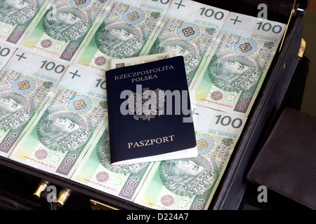 Valigia passaporto e lucidare il denaro della corruzione e concetto di fuga Foto Stock
