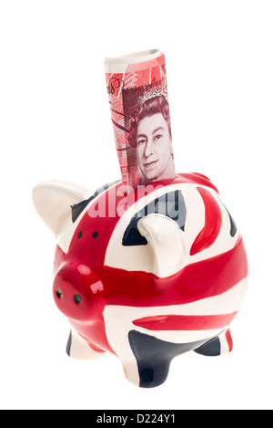 Una cina salvadanaio dipinta nello stile di un Regno Unito Union Jack flag con una cinquantina di cancelletto banconota insaccata in coin slot. Foto Stock