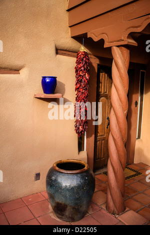 Un Risto di peperoncino rosso di essiccamento ad aria al di fuori di una casa in Santa Fe NM Foto Stock