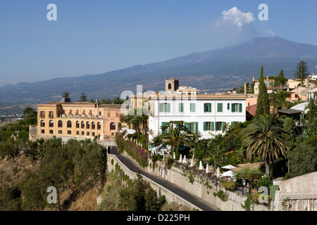 Taormina: vista su tutta la città di Etna in lontananza Foto Stock