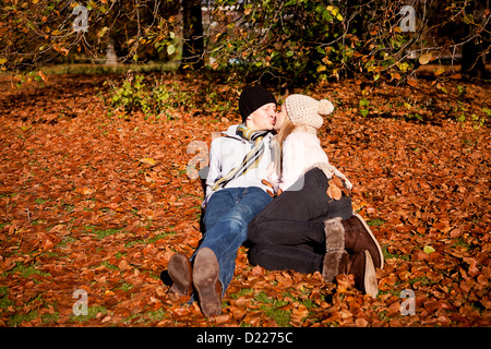 Felice coppia giovane smilin nella soleggiata colorato autunno all' aperto nel parco Foto Stock