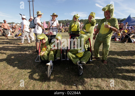 Bambini e adulti vestiti in abiti ALIGATOR in buggy a BESTIVAL FESTIVAL, Isola di White, settembre 2012 Foto Stock