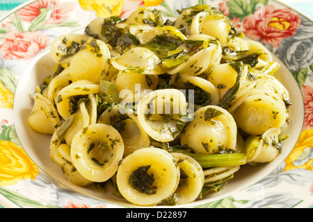 Orecchiette con cime di rapa: Orecchiette con cime di rapa Foto Stock