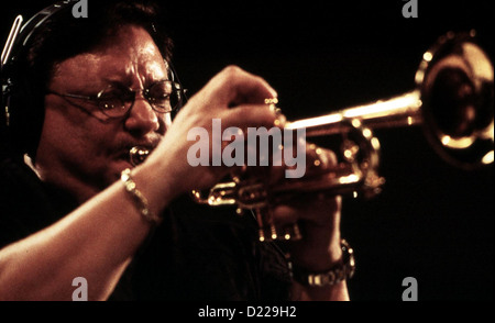 Matrice di connessione Jazz per amore o paese: Il Arturo Sandoval Story Arturo Sandoval.Caption locale *** 2000 -- Foto Stock