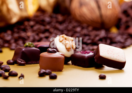 Raccolta di diversi dolci praline di cioccolato closeup sfondo dello zucchero presente Foto Stock