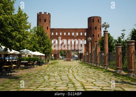 Il Nord Porta Romana conosciuta come la Porta Palatina sono parte delle rovine romane a Torino Italia che risalgono al 25BC. Foto Stock