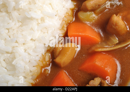 riso al curry giapponese con carne, carote e patate. vicino sul piatto  bianco sul tavolo di legno. 8984931 Stock Photo su Vecteezy