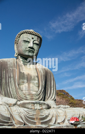 Buddha gigante di Kamakura con mele rosse Foto Stock