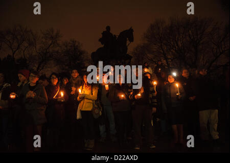 Toronto, Canada. 11 gennaio 2013. I sostenitori del minimo non più il movimento si riunivano a Queens Park di Toronto dopo leader aborigeni si è incontrato con il Primo Ministro Harper a Ottawa Foto Stock