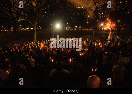 Toronto, Canada. 11 gennaio 2013. I sostenitori del minimo non più il movimento si riunivano a Queens Park di Toronto dopo leader aborigeni si è incontrato con il Primo Ministro Harper a Ottawa Foto Stock