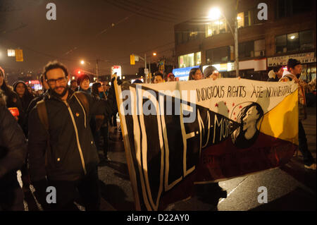 Toronto, Canada. 11 gennaio 2013. I sostenitori del minimo non più il movimento si riunivano a Queens Park di Toronto dopo leader aborigeni si è incontrato con il Primo Ministro Harper a Ottawa Foto Stock