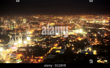 Panorama di Metro Cebu a notte. Cebu nelle Filippine il secondo più importante centro metropolitano Foto Stock