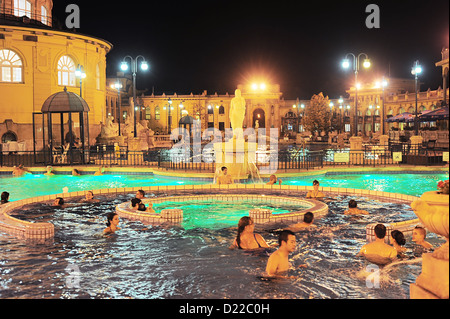 Le persone hanno un bagno termale di Szechenyi Spa . Bagno termale di Széchenyi è il più grande bagno termale in Europa. Il costruito-u Foto Stock